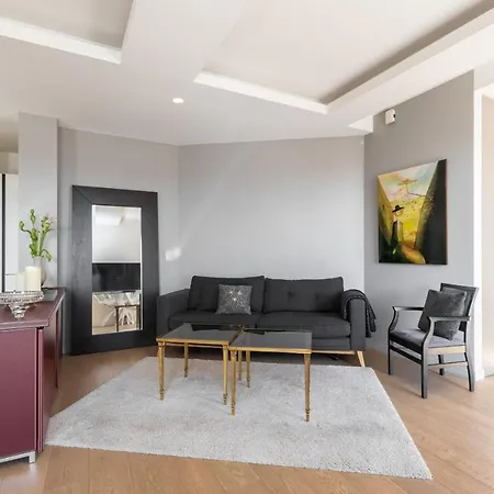 Spacious Standing Acparking Apartment *